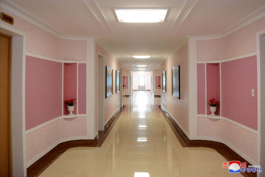 4-훌륭히 일떠선 신의주방직공장 로동자합숙